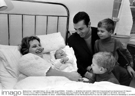 FUSSBALL 1. BUNDESLIGA SAISON 1968 1969 Fotoshooting Franz Beckenbauer (FC Bayern München) 03.12.1968 Franz BECKENBAUER (Mitte) besucht seine Frau Brigitte bei der Geburt seines 3. Sohnes Stephan in der Klinik. Die Kinder Thomas und Michael sind ebenfalls mit dabei. xxNOxMODELxRELEASExx