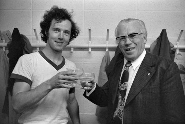 FUSSBALL 1. BUNDESLIGA SAISON 1972 1973 30. Spieltag FC Bayern München - 1. FC Kaiserslautern 05.05.1973 Meister FC Bayern; Franz BECKENBAUER (li) und Präsident Wilhelm NEUDECKER prosten sich nach dem 6:0 Sieg in der Kabine zu. xxNOxMODELxRELEASExx