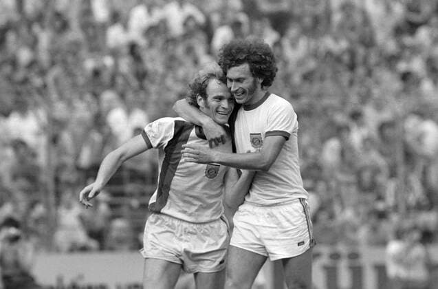 FUSSBALL 1. BUNDESLIGA SAISON 1973 1974 2. Spieltag Fortuna Köln - FC Bayern München 18.08.1973 JUBEL FC Bayern; Uli HOENESS (li) und Paul BREITNER (re) nach dem Tor zum 0:2 xxNOxMODELxRELEASExx
