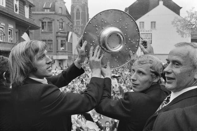 Fußball, Borussia Mönchengladbach, Deutscher Meister 1971 FUSSBALL 1. BUNDESLIGA SAISON 1970 1971 Meisterfeier von Borussia Mönchengladbach 06.06.1971 Günter NETZER, Berti VOGTS und Trainer Hennes Weisweiler (v.li, Gladbach) präsentieren den Fans die Meisterschale. xxNOxMODELxRELEASExx
