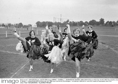 FUSSBALL 1. BUNDESLIGA SAISON 1968 1969 FC Bayern München 26.09.1968 Cheerleaders des FC Bayern. xxNOxMODELxRELEASExx