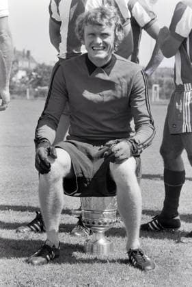 FUSSBALL 1. BUNDESLIGA SAISON 1971 1972 Fotoshooting FC Bayern München mit dem DFB Pokal 27.07.1971 Torhüter Sepp MAIER (FC Bayern München)sitzt auf dem Pokal. xxNOxMODELxRELEASExx