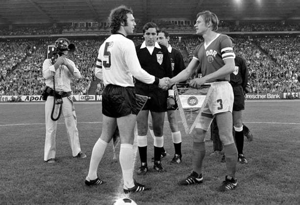Fussball Weltmeisterschaft 1974 DDR - Bundesrepublik Deutschland 22.06.1974 Franz BECKENBAUER (li, Deutschland) und Bernd BRANSCH (re, DDR rechts) bei der Begrüssung. xxNOxMODELxRELEASExx