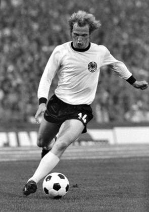 Fussball Weltmeisterschaft 1974 DDR - Bundesrepublik Deutschland 22.06.1974 Uli HOENESS (Deutschland) am Ball. xxNOxMODELxRELEASExx
