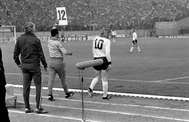 Fussball Weltmeisterschaft 1974 DDR - Bundesrepublik Deutschland 22.06.1974 Günter NETZER (Mitte) kommt für Wolfgang OVERATH (Nr. 12 nicht im Bild) ins Spiel. xxNOxMODELxRELEASExx