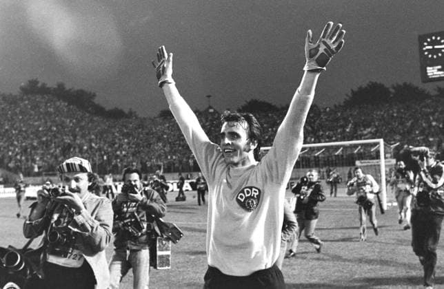Fussball Weltmeisterschaft 1974 DDR - Bundesrepublik Deutschland 22.06.1974 JUBEL Torwart Jürgen Croy (DDR) jubelt. xxNOxMODELxRELEASExx