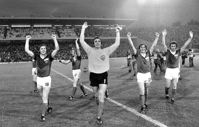 Fussball Weltmeisterschaft 1974 DDR - Bundesrepublik Deutschland 22.06.1974 Gerd KISCHE, Siegmar WAETZLICH, Jürgen Croy, Martin HOFFMANN und Jürgen POMMERENKE (v.li., alle DDR) jubeln nach dem Spiel. xxNOxMODELxRELEASExx