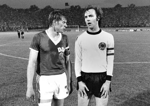 Fussball Weltmeisterschaft 1974 DDR - Bundesrepublik Deutschland 22.06.1974 Bernd BRANSCH (DDR links) und Franz BECKENBAUER (Deutschland rechts) nach dem Spiel. xxNOxMODELxRELEASExx