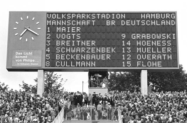Fussball Weltmeisterschaft 1974 DDR - Bundesrepublik Deutschland 22.06.1974 Die Mannschaftsaufstellung der Bundesrepublik Deutschland wird auf der Anzeigentafel eingeblendet. xxNOxMODELxRELEASExx