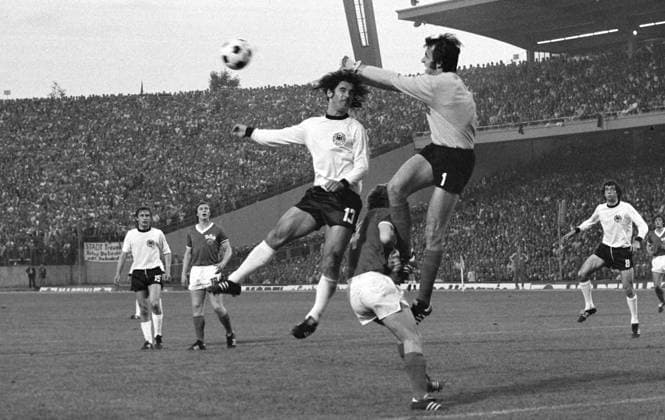 Fussball Weltmeisterschaft 1974 DDR - Bundesrepublik Deutschland 22.06.1974 Gerd MÜLLER (li, Deutschland) gegen Konrad Weise (Mitte unten, DDR, Torwart Jürgen CROY (re, DDR Mitte) xxNOxMODELxRELEASExx