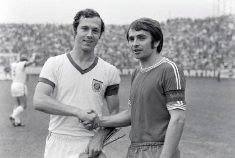 FUSSBALL 1. BUNDESLIGA SAISON 1971 1972 6.Spieltag 1. FC Kaiserslautern - FC Bayern München 11.09.1971 Franz BECKENBAUER (FC Bayern links) begrüsst Jürgen FRIEDRICH (1. FC Kaiserslautern rechts) xxNOxMODELxRELEASExx