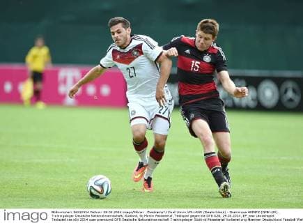 Zweikampf Duell Kevin VOLLAND (Deutschland) - Dominique HEINTZ (DFB U20). Trainingslager Deutsche Nationalmannschaft, Südtirol, St.Martin Passeiertal, Testspiel gegen die DFB U20, 29.05.2014, EP_wse
