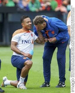 (L-R) Memphis Depay of Holland, coach Louis van Gaal of Holland during a training session of The Netherlands for the world Cup 2014 in Brazil on May 30, 2014 at Rotterdam, The Netherlands. The Netherlands Training session 2013 2014 xVIxxIVx 2338256