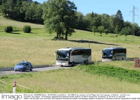Der DFB-Tross verlässt nach 10 Tagen das Trainingslager in Südtirol , und fährt zum Flughafen nach Bozen. Trainingslager Deutsche Nationalmannschaft, Südtirol, St.Martin Passeiertal, Abreisetag, 31.05.2014, EP_wse