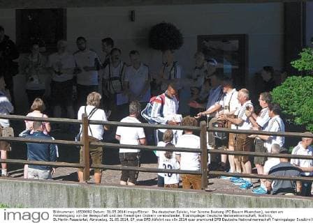 Die deutschen Spieler, hier Jerome Boateng (FC Bayern Muenchen), werden am Hoteleingang von der Belegschaft und den freiwilligen Ordnern verabschiedet. Trainingslager Deutsche Nationalmannschaft, Südtirol, St.Martin Passeiertal, Abreisetag, 31.05.2014, EP_wse