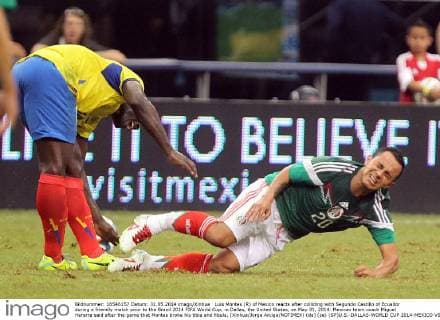 Luis Montes (R) of Mexico reacts after colliding with Segundo Castillo of Ecuador during a friendly match prior to the Brazil 2014 FIFA World Cup, in Dallas, the United States, on May 31, 2014. Mexican team coach Miguel Hererra said after the game that Montes broke his tibia and fibula. (Xinhua Jorge Arciga NOTIMEX) (da) (ce) (SP)U.S.-DALLAS-WORLD CUP 2014-MEXICO VS ECUADOR 