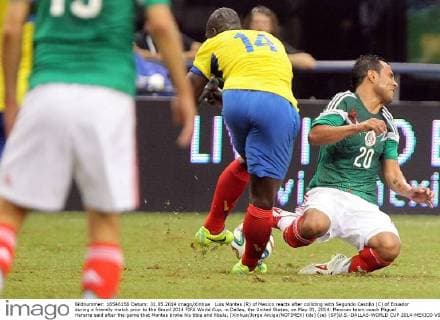 Luis Montes (R) of Mexico reacts after colliding with Segundo Castillo (C) of Ecuador during a friendly match prior to the Brazil 2014 FIFA World Cup, in Dallas, the United States, on May 31, 2014. Mexican team coach Miguel Hererra said after the game that Montes broke his tibia and fibula. (Xinhua Jorge Arciga NOTIMEX) (da) (ce) (SP)U.S.-DALLAS-WORLD CUP 2014-MEXICO VS ECUADOR 