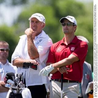 Adam Scott (R) of Australia looks on before teeing off during the Memorial Tournament at Muirfield Village Golf Club in Dublin, the United States, on May 31, 2014. (Xinhua Shen Ting) (SP)U.S.-COLUMBUS-GOLF-MEMORIAL TOURNAMENT 