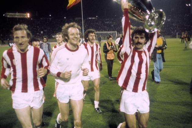 FC Bayern München gewinnt den Europapokal der Landesmeister 1973 1974, v.re.: Gerd Müller, Paul Breitner, Johnny Hansen, Hans Georg -Katsche- Schwarzenbeck