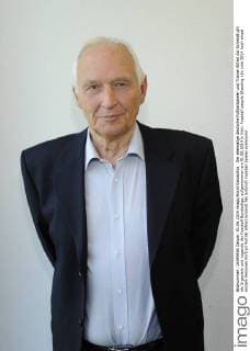 Der ehemalige deutsche Fußballspieler und Trainer Alfred Aki Schmidt gilt als Urgestein und Legende der Fussball Bundesliga, aufgenommen am 01.06.2014 in Köln.