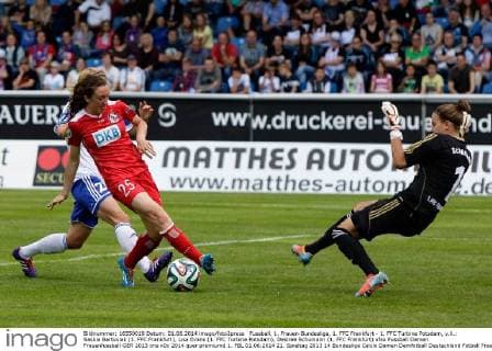 Fussball, 1. Frauen-Bundesliga, 1. FFC Frankfurt - 1. FFC Turbine Potsdam, v.li.: Saskia Bartusiak (1. FFC Frankfurt), Lisa Evans (1. FFC Turbine Potsdam), Desiree Schumann (1. FFC Frankfurt) xfsx
