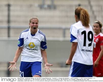 Fussball, 1. Frauen-Bundesliga, 1. FFC Frankfurt - 1. FFC Turbine Potsdam, v.li.: Ana-Maria Crnogorcevic (1. FFC Frankfurt) schreit Nr 19 Fatmire Lira Alushi (1. FFC Frankfurt) mit Torjubel, celebrate the goal, goal celebration, Jubel über das Tor 1:0 xmrx