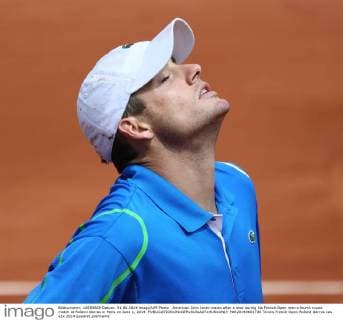American John Isner reacts after a shot during his French Open men s fourth round match at Roland Garros in Paris on June 1, 2014.  PAR20140601730
