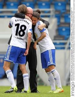 Fussball, 1. Frauen-Bundesliga, 1. FFC Frankfurt - 1. FFC Turbine Potsdam, v.li.: Kerstin Garefrekes (1. FFC Frankfurt) und Manager Siegfried Dietrich (1. FFC Frankfurt) und Celia Sasic (1. FFC Frankfurt) xmrx