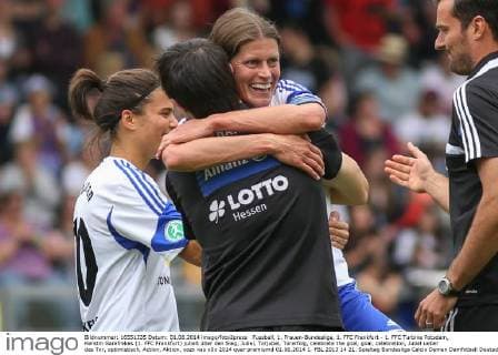 Fussball, 1. Frauen-Bundesliga, 1. FFC Frankfurt - 1. FFC Turbine Potsdam, Kerstin Garefrekes (1. FFC Frankfurt) jubelt über den Sieg, Jubel, Torjubel, Torerfolg, celebrate the goal, goal, celebration, Jubel ueber das Tor, optimistisch, Action, Aktion, xozx