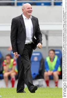 Fussball, 1. Frauen-Bundesliga, 1. FFC Frankfurt - 1. FFC Turbine Potsdam, v.li.: Manager Siegfried Dietrich (1. FFC Frankfurt) lacht, Lächeln, Freude xmrx