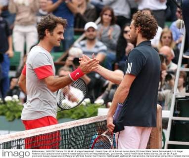 French Open 2014, Roland Garros,Paris,ITF Grand Slam Tennis Tournament, L-R. Roger Federer (SUI) gratuliert dem Sieger Ernests Gulbis (LAT) am Netz,Halbkörper, Querformat,