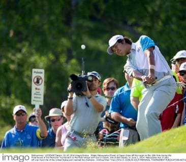 Hideki Matsuyama (Front) of Japan chips off the rough on the 18th hole during the Final Round of the Memorial Tournament at Muirfield Village Golf Club in Dublin, the United States, on June 1, 2014. Matsuyama won in play off over Kevin Na of the United States and claimed the champion. (Xinhua Shen Ting) (SP)U.S.-DUBLIN-GOLF-MEMORIAL TOURNAMENT 