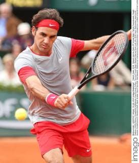 French Open 2014, Roland Garros,Paris,ITF Grand Slam Tennis Tournament, Roger Federer (SUI),Aktion, Einzelbild,Halbkörper,Hochformat,Volley,