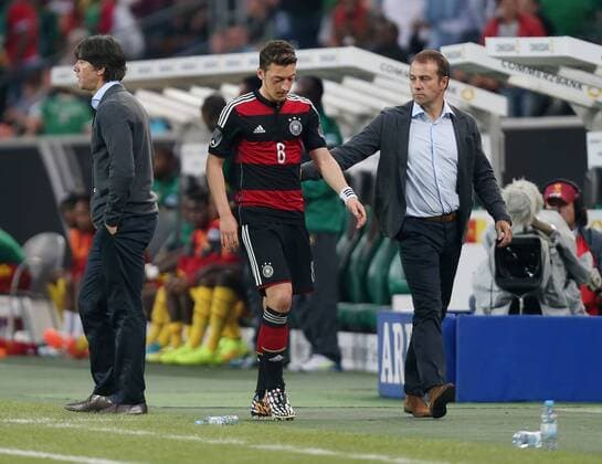 Mönchengladbach Fußball Länderspiel Deutschland vs. Kamerun, Mesut Özil (GER, Mitte) wird ausgewechselt, links Trainer Joachim Jogi Löw, rechts Co-Trainer Hans-Dieter Flick (GER)