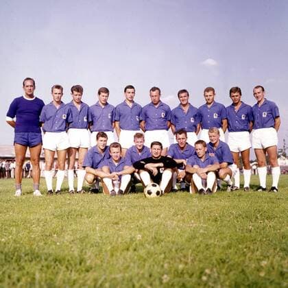 Kader TSV 1860 München 1963 1964, hi.v.li.: Trainer Max Merkel, Rudolf Zeiser, Manfred Wagner, Hans Reich, Otto Luttrop, Alfons Stemmer, Rudi Brunnenmeier, Werner Anzill, Wilfried Kohlars, Peter Grosser, vorn: Alfred Heiss, Günter Rahm, Engelbert -Berti- Kraus, Torwart Petar -Radi- Radenkovic, Hans Auernhammer, Rudi Steiner, Rolf Thommes