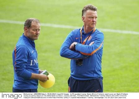 (L-R) assistant trainer Danny Blind of Holland, coach Louis van Gaal of Holland during a training session of the Netherlands on June 3, 2014 in Alkmaar, The Netherlands. Netherlands Training session 2013 2014 xVIxxIVx 2345277