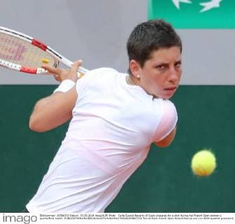 Carla Suarez Navarro of Spain prepares for a shot during her French Open women s quarterfinal match  PAR20140603729
