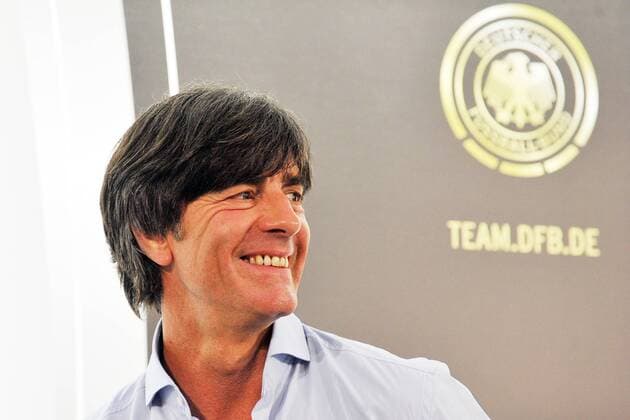 Deutschland vs. Kamerun --- Fussball --- International --- 01.06.2014 Joachim Jogi Löw, Loew (Trainer Deutschland), auf der Pressekonferenz, PK, Freude, im Hintergrund das Wappen des DFB, Logo, Einzelbild, halbe Figur