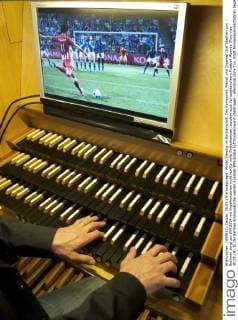Public Viewing im Kirchenschiff: Der Komponist, Pianist und Organist Graf Stephan von Bothmer sorgt zur WM 2014 mit Orgelkonzerten nicht nur für volle Gotteshaeuser, sondern auch für spektakulaere Fussball-Abende (Foto vom 30.05.14). In der Berliner Emmauskirche werden Fussball-WM-Spiele auf Grossleinwand übertragen - allerdings ohne Ton. Statt Fernsehkommentatoren begleitet von Bothmer die Spiele live auf der maechtigen Kirchenorgel. Schon bei vergangenen Europa- und Weltmeisterschaften hatte der Kuenstler einzelne Spiele mit seiner Orgelmusik begleitet. (Siehe epd-Bericht vom 04.06.2014) Berliner Komponist vertont WM-Spiele auf der Orgel epd EDITORIAL USE ONLY