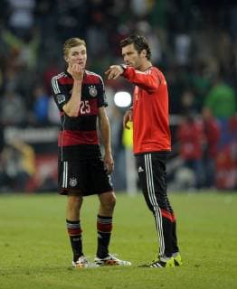 01.06.2014, Fussball Deutsche Nationalmannschaft vor der WM 2014, Testspiel Deutschland - Kamerun in Mönchengladbach. Christoph Kramer (Deutschland) Fitnesstrainer Yann-Benjamin Kugel (Deutschland) 