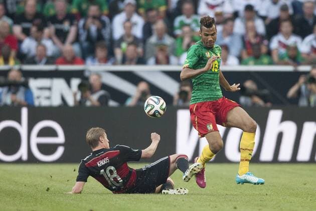Eric Maxim CHOUPO-MOTING (CMR, re., Spieler bei Mainz 05) in Aktion, im Zweikampf um den Ball gegen Toni KROOS (GER, li.). Fussball DFB Nationalmannschaft, Testspiel WM Brasilien, Freundschaftsspiel, Deutschland (GER) - Kamerun (CMR), 2:2, am 01.06.2014 in Mönchengladbach Deutschland, Stadion Borussia-Park. Â