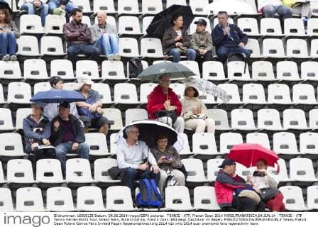 TENNIS - ATP, French Open 2014 PARIS,FRANKREICH,04.JUN.14 - TENNIS - ATP Tennis Herren World Tour, Grand Slam, Roland Garros, French Open. Bild zeigt Zuschauer im Regen. 