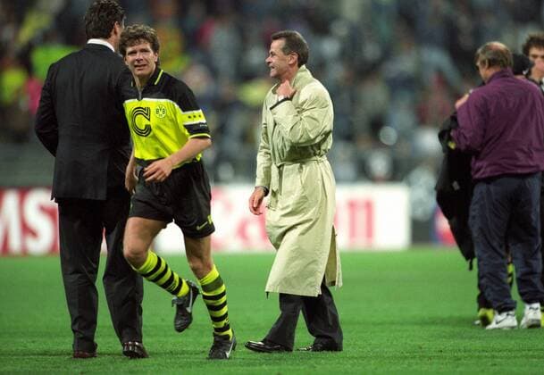 Fussball, Herren, Saison 96 97, UEFA-Champions-League Finale, im Olympia-Stadion München: Bor. Dortmund - Juventus Turin 3:1; Schlussjubel Andreas Möller (BVB) und Trainer Ottmar Hitzfeld (BVB). Jubel, Freude, Aktion.