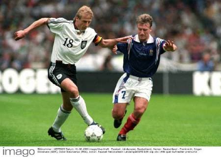Fussball, Länderspiel, Deutschland, Herren: Deutschland - Frankreich; Jürgen Klinsmann (GER), Didier Deschamps (FRA), Aktion.