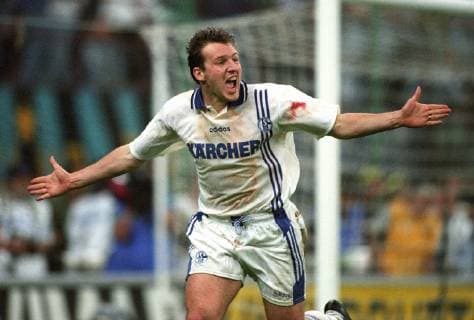 Fussball, Herren, UEFA-Pokal-Finale, 2. Endspiel im Giuseppe-Meazza-Stadion in Mailand: Inter Mailand - FC Schalke 04 1:4 n.E.; Jubel Marc Wilmots (S04) mit blutigem Trikot. Jubel, Freude, Aktion, Einzelbild.