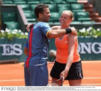 French Open 2014, Roland Garros,Paris,ITF Grand Slam Tennis Tournament, Mixed Doubles Finale, Endspiel, Anna-Lena Grönefeld (GER) und Jean-Julien Rojer (NED) umarmen sich nach ihrem Sieg,Jubel,Freude,Emotion,Halbkoerper,Querformat,