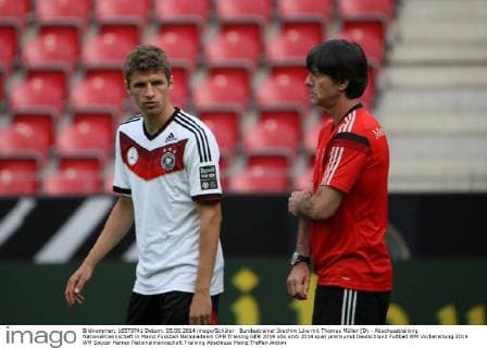 Bundestrainer Joachim Löw mit Thomas Müller (D) - Abschusstraining Nationalmannschaft in Mainz
