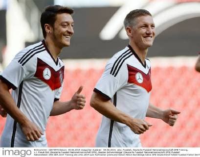 05.06.2014, xjhx, Fussball, Deutsche Fussball Nationalmannschaft DFB Training, v.l. Mesut Özil (Deutsche Fussball Nationalmannschaft DFB), Bastian Schweinsteiger (Deutsche Fussball Nationalmannschaft DFB)