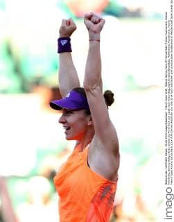 French Open 2014, Roland Garros,Paris,ITF Grand Slam Tennis Tournament, Damen Halbfinale, Simona Halep (ROU) streckt die Arme hoch und jubelt nach ihrem Sieg,Jubel,Emotion,Einzelbild, Halbkoerper,Hochformat,