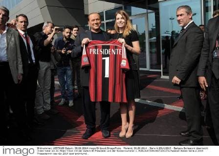 Mailand, 06.06.2014 - Serie A 2014 2015 - Barbara Berlusconi überreicht ihrem Vater ein AC Milan Trikot mit der Aufschrift Presidenti und der Rückennummer 1. 